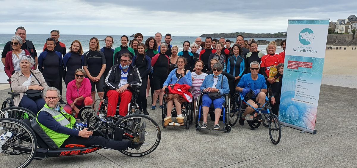 Participants au Marathon de la SEP, plage de Rochebonne, Saint-Malo, 2022